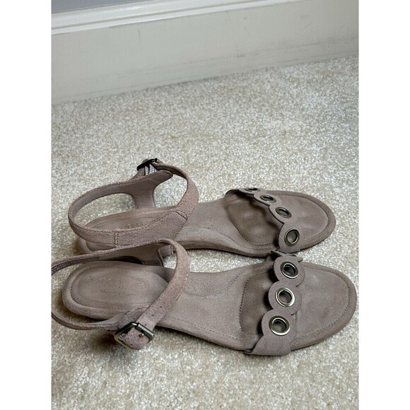 Kookaburra by Ugg Memory Foam Leira Scallop Circle Suede Buckle Sandals Size 8.5 - Picture 3 of 11